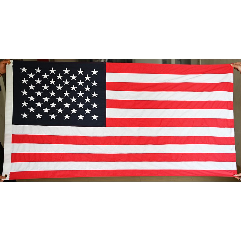 依兰旗帜面料怎么选：涤纶、尼龙与牛津布的区别与适用场景